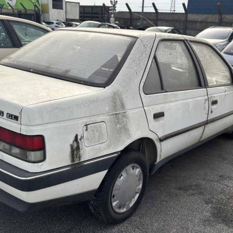 Attache ceinture arriere gauche PEUGEOT 405 Photo n°3