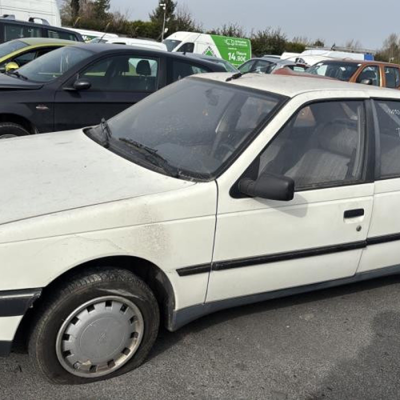 Attache ceinture arriere gauche PEUGEOT 405 Photo n°8