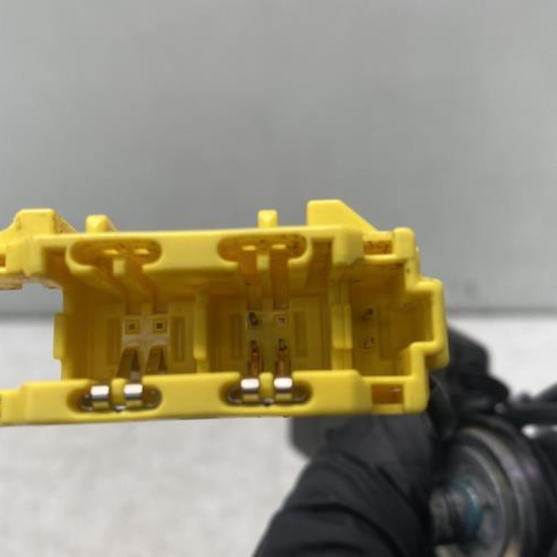 Attache ceinture avant gauche RENAULT TWINGO 3 Photo n°4