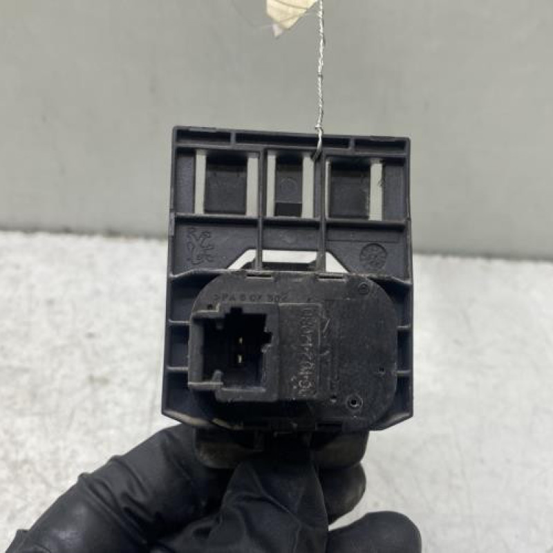 Bouton de coffre PEUGEOT 407 Photo n°3