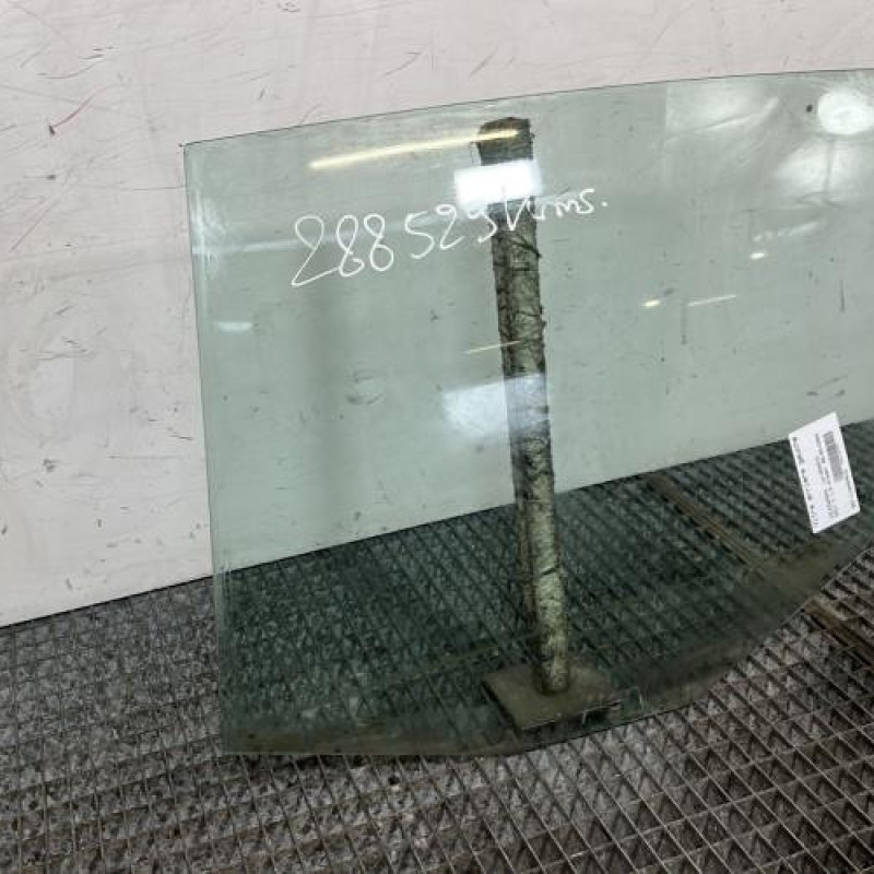 Vitre arriere gauche VOLKSWAGEN GOLF 5 Photo n°2