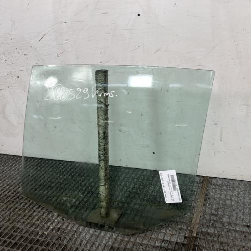 Vitre arriere gauche VOLKSWAGEN GOLF 5 Photo n°3