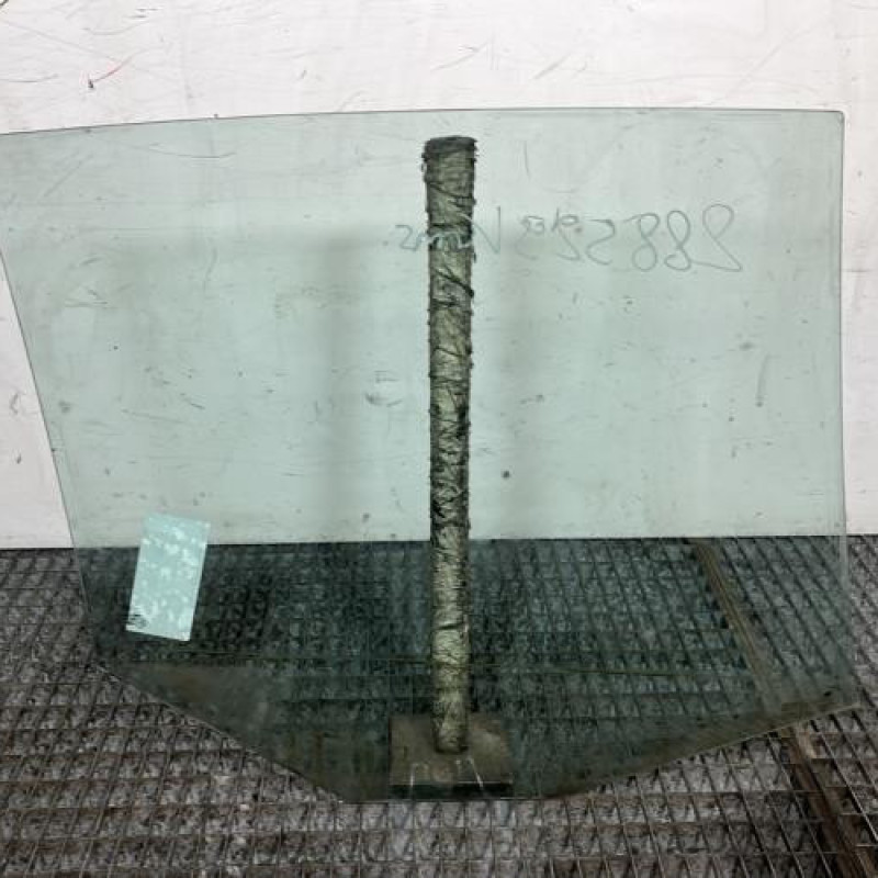 Vitre arriere gauche VOLKSWAGEN GOLF 5 Photo n°4