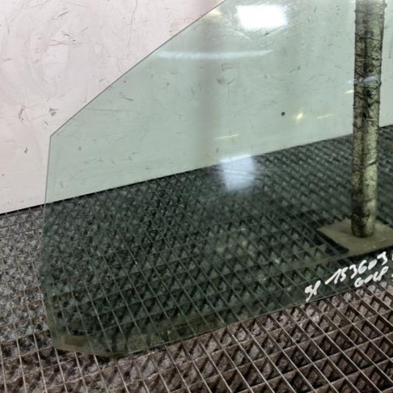 Vitre avant gauche VOLKSWAGEN GOLF 5 Photo n°2