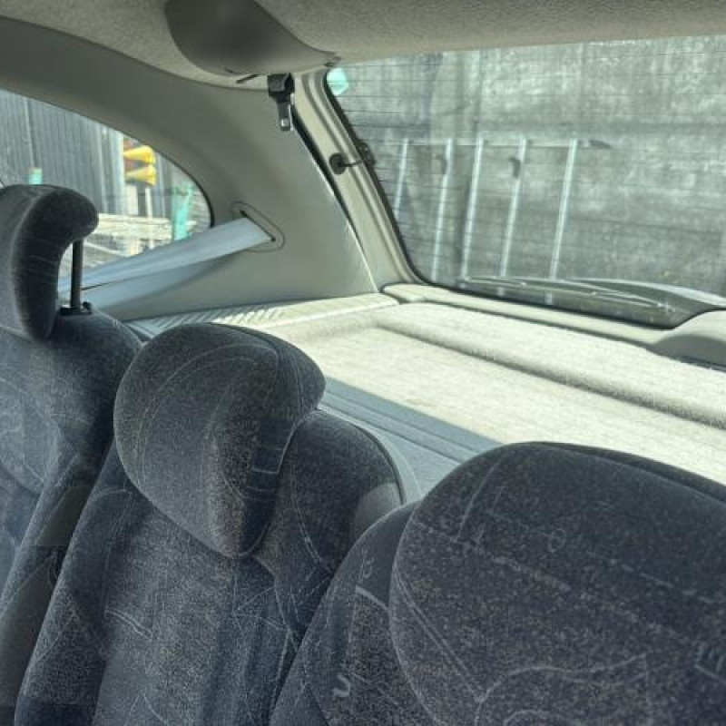 Vitre arriere gauche RENAULT SCENIC 1 Photo n°17