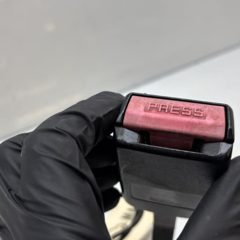 Attache ceinture avant gauche PEUGEOT 207 Photo n°4