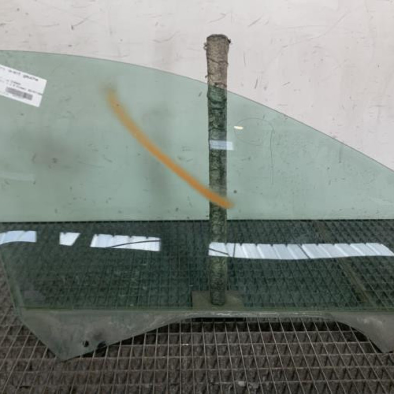 Vitre avant gauche PEUGEOT 206 Photo n°1