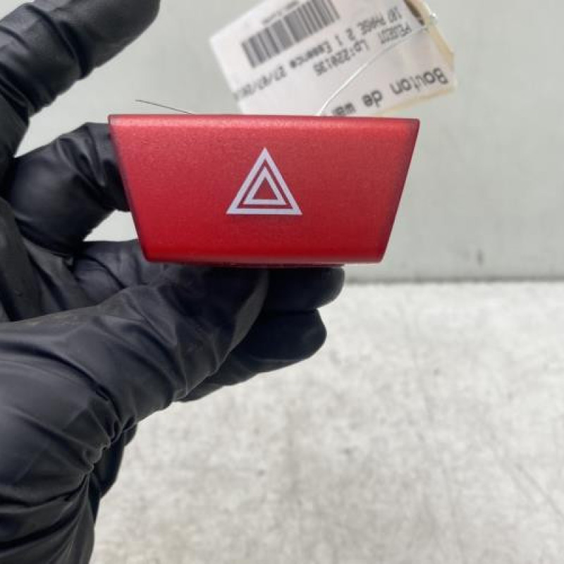 Bouton de warning PEUGEOT 107 Photo n°1