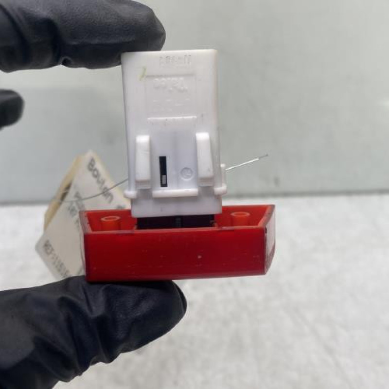 Bouton de warning PEUGEOT 107 Photo n°4