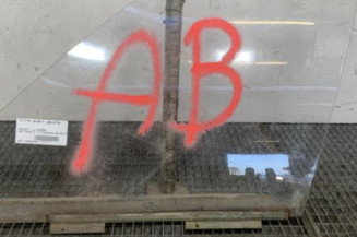 Vitre avant gauche PEUGEOT 205 Photo n°1