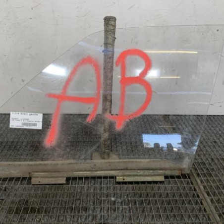 Vitre avant gauche PEUGEOT 205 Photo n°1