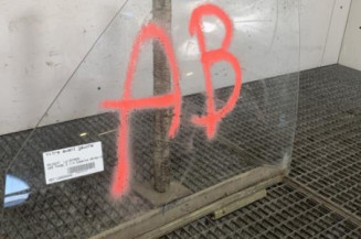 Vitre avant gauche PEUGEOT 205