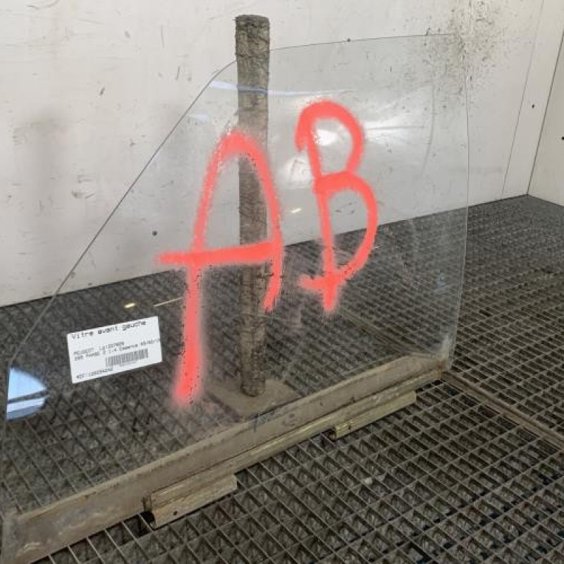 Vitre avant gauche PEUGEOT 205 Photo n°2