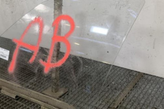 Vitre avant gauche PEUGEOT 205