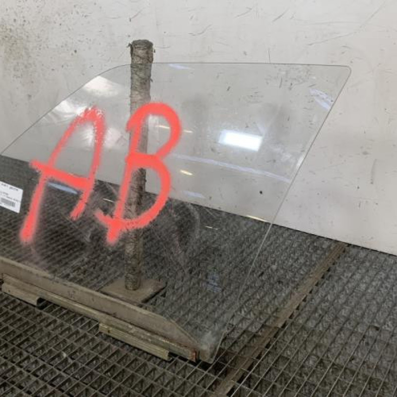 Vitre avant gauche PEUGEOT 205 Photo n°3