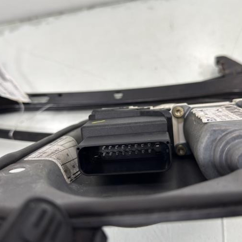 Leve vitre electrique arriere droit VOLKSWAGEN GOLF 5 Photo n°4