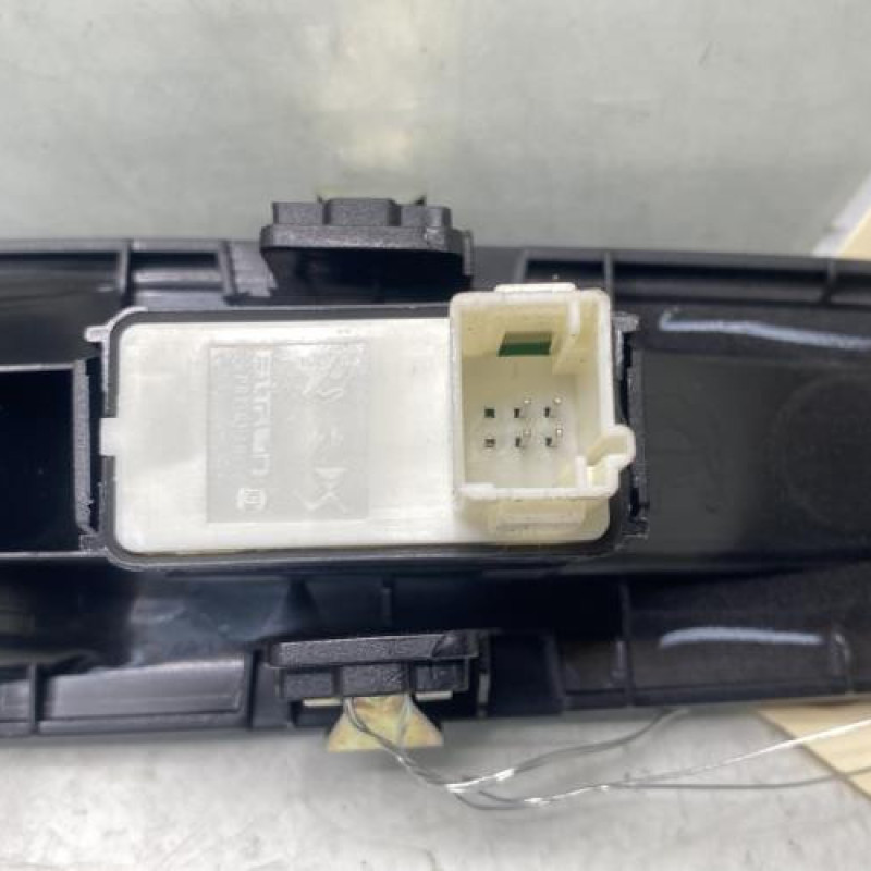 Interrupteur de leve vitre arriere droit PEUGEOT 5008 2 Photo n°4