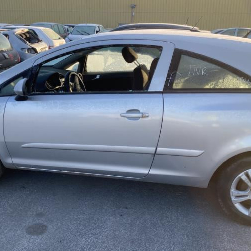 Feu arriere stop central OPEL CORSA D Photo n°6