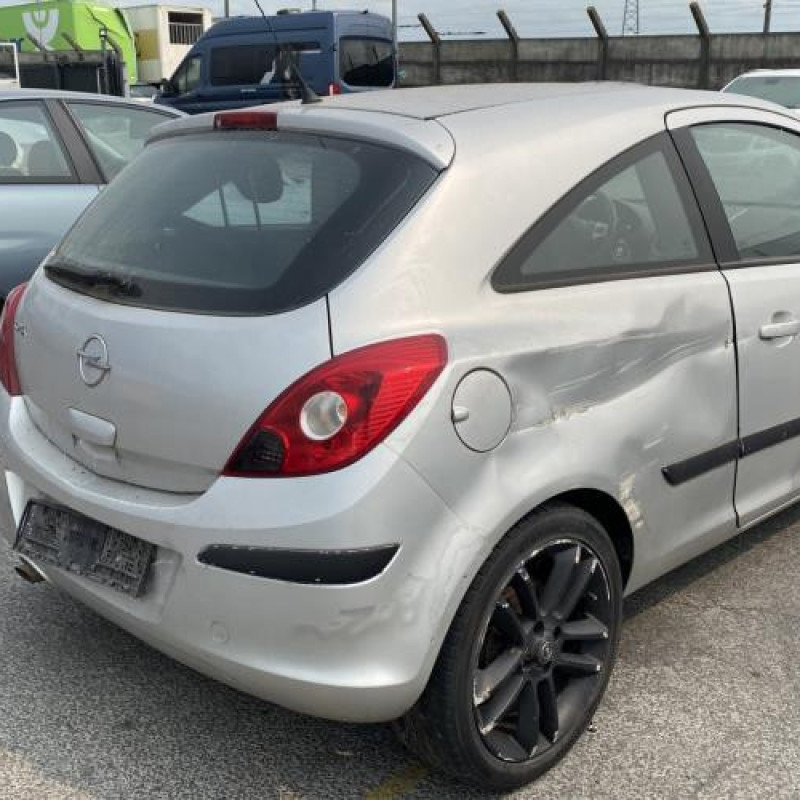 Feu arriere stop central OPEL CORSA D Photo n°3