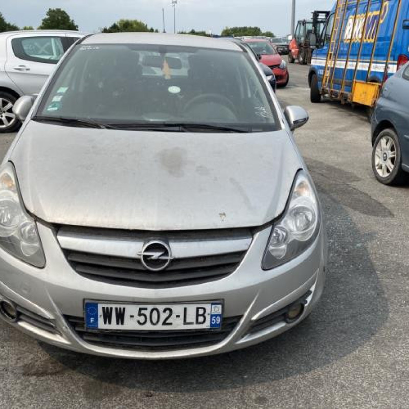 Feu arriere stop central OPEL CORSA D Photo n°8