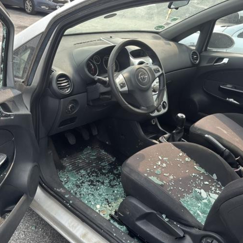 Feu arriere stop central OPEL CORSA D Photo n°9