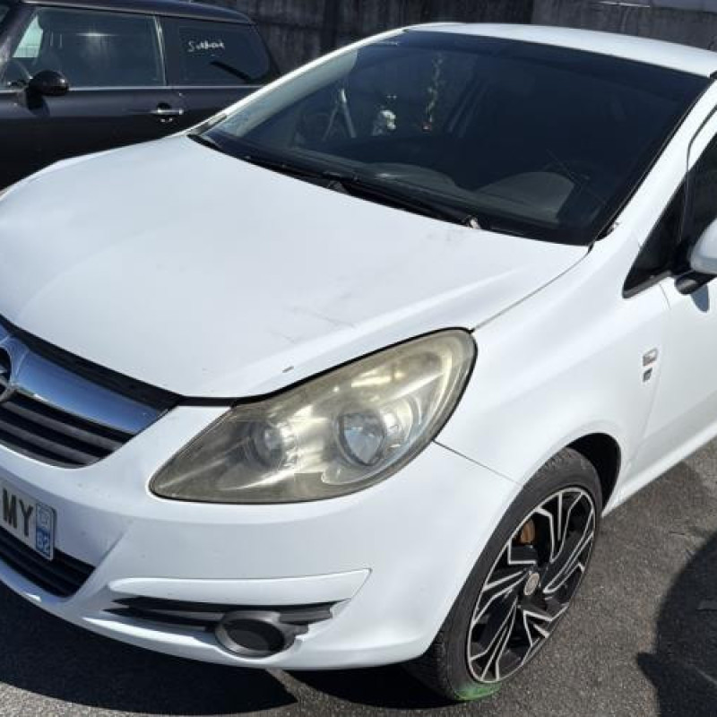 Feu arriere stop central OPEL CORSA D Photo n°3