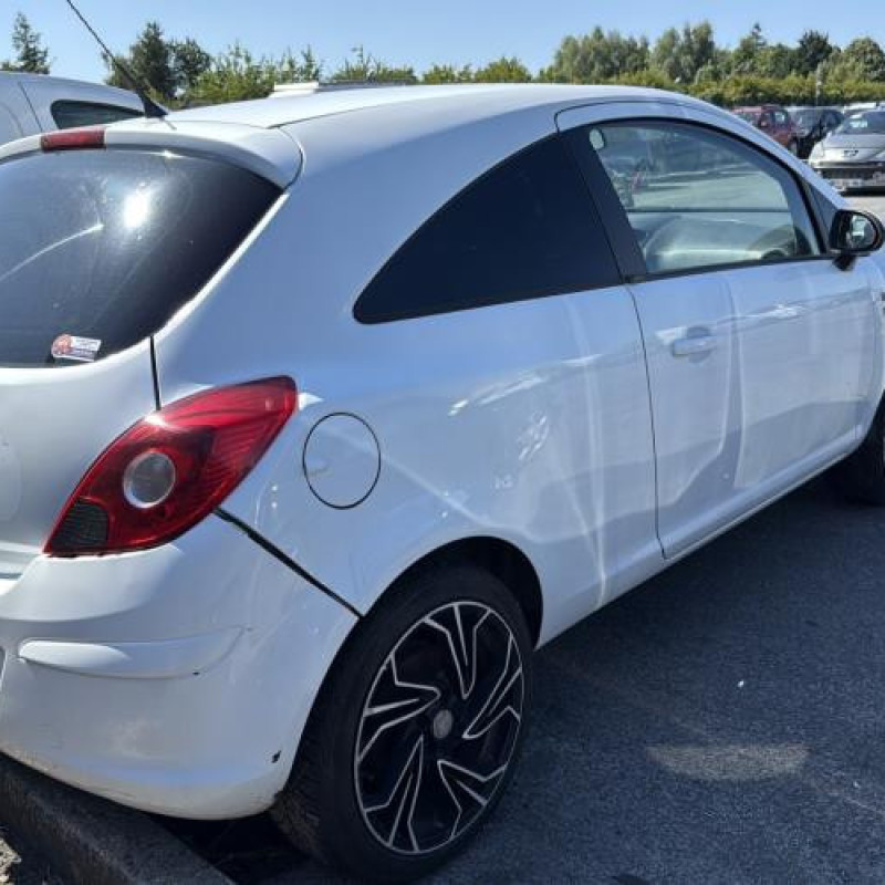 Feu arriere stop central OPEL CORSA D Photo n°5