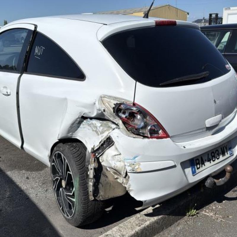 Feu arriere stop central OPEL CORSA D Photo n°6