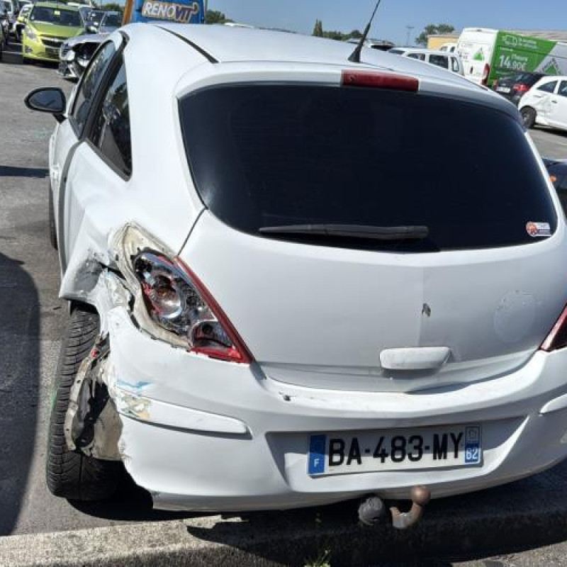 Feu arriere stop central OPEL CORSA D Photo n°7