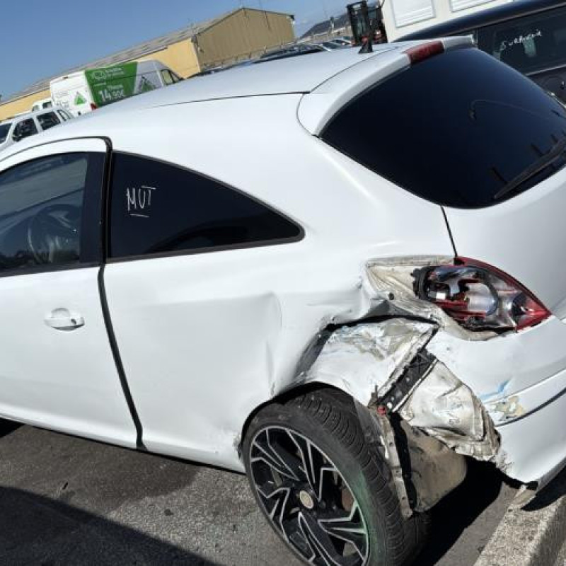 Feu arriere stop central OPEL CORSA D Photo n°8