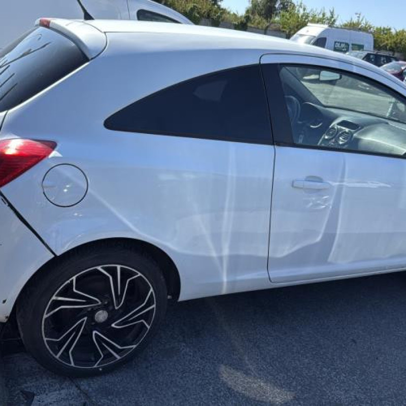 Feu arriere stop central OPEL CORSA D Photo n°9