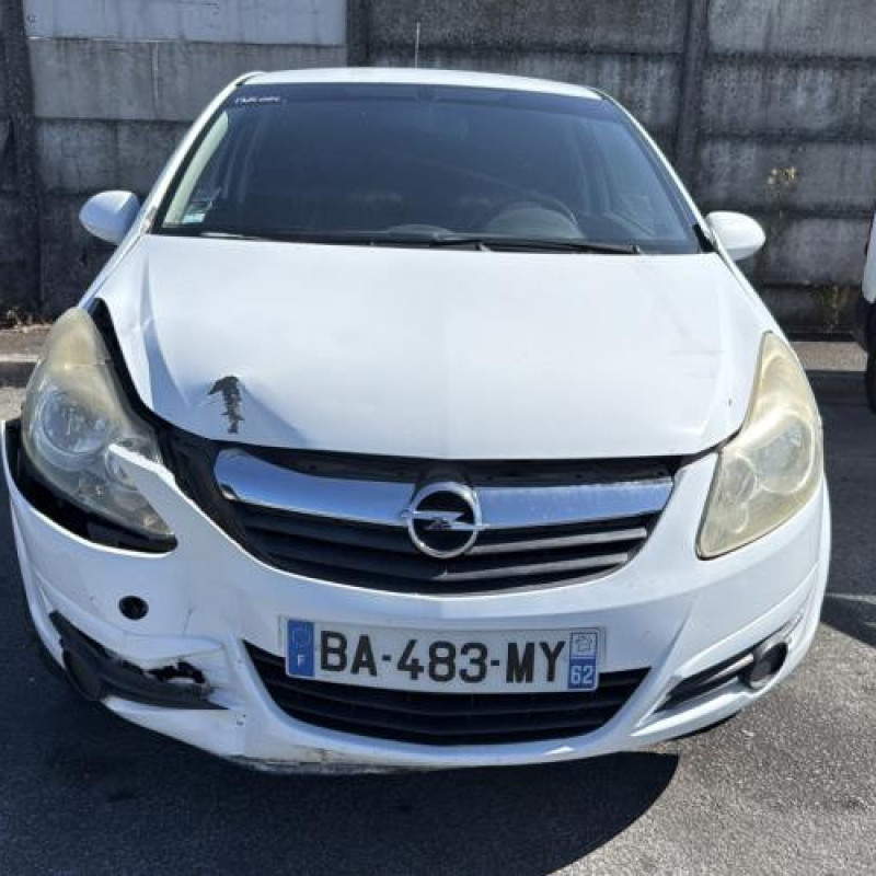 Feu arriere stop central OPEL CORSA D Photo n°10