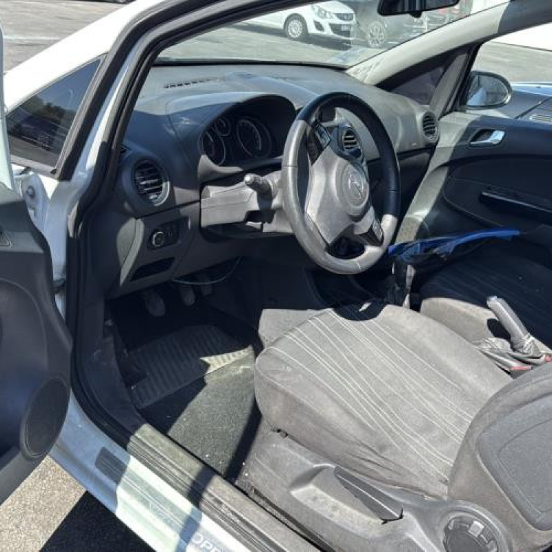 Feu arriere stop central OPEL CORSA D Photo n°11