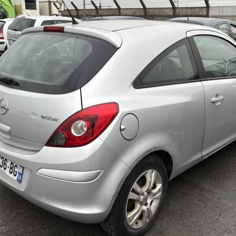 Feu arriere stop central OPEL CORSA D Photo n°3