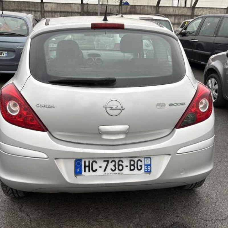 Feu arriere stop central OPEL CORSA D Photo n°5
