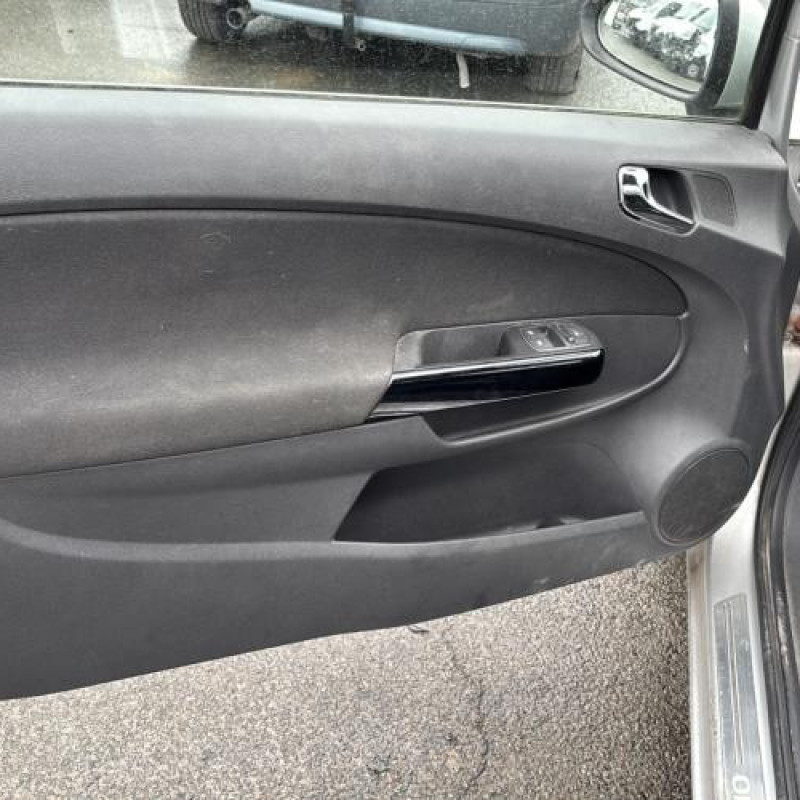 Feu arriere stop central OPEL CORSA D Photo n°9