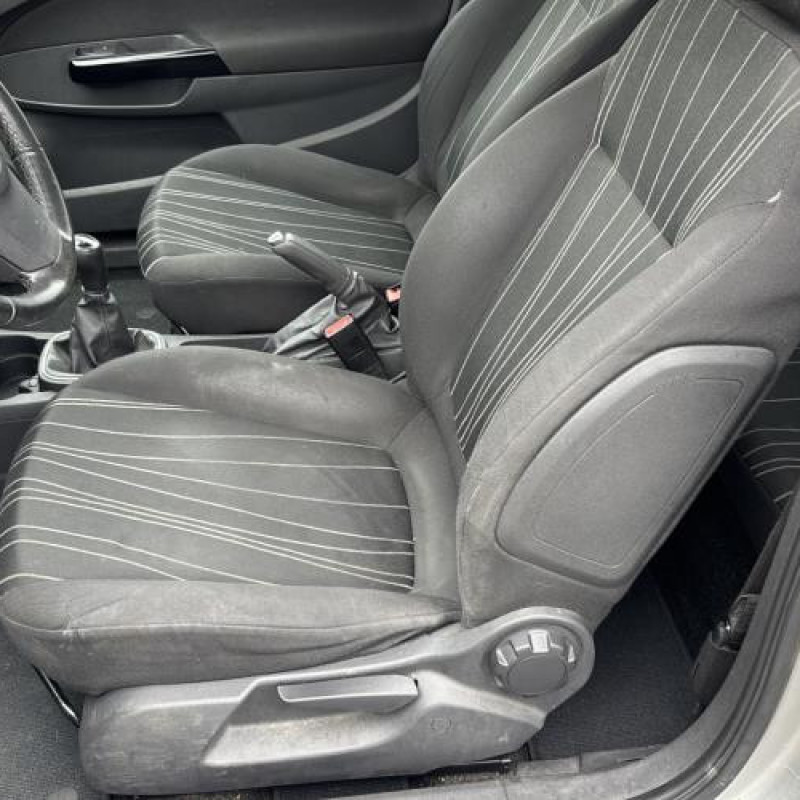 Feu arriere stop central OPEL CORSA D Photo n°11