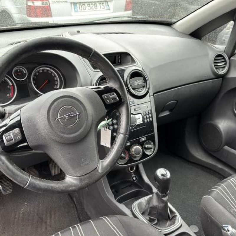 Feu arriere stop central OPEL CORSA D Photo n°13