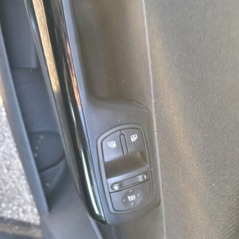 Feu arriere stop central OPEL CORSA D Photo n°10