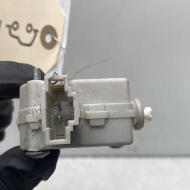 Actionneur verrou trappe d'essence VOLKSWAGEN POLO 4 Photo n°4