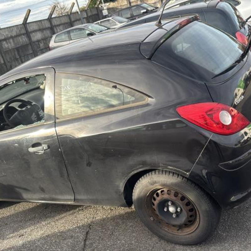 Feu arriere stop central OPEL CORSA D Photo n°8