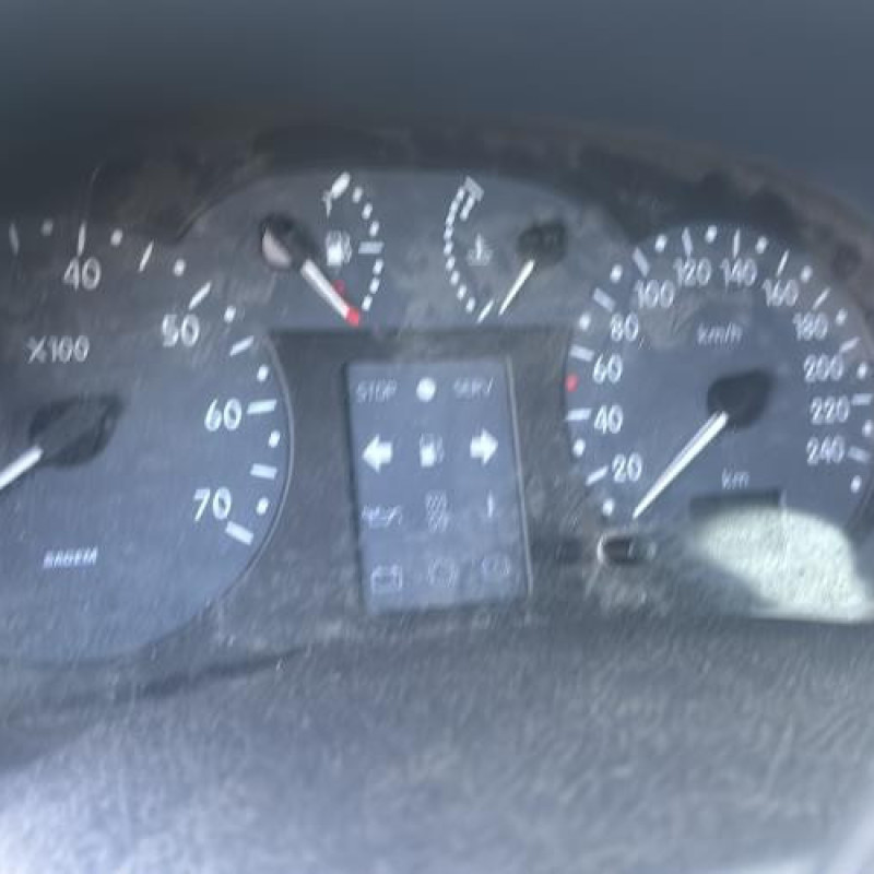 Capot RENAULT CLIO 2 Photo n°17