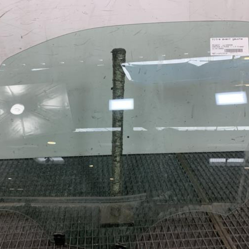 Vitre avant gauche PEUGEOT PARTNER 3 Photo n°1