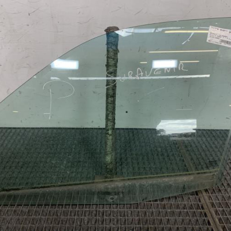 Vitre avant gauche RENAULT CLIO 2 Photo n°1