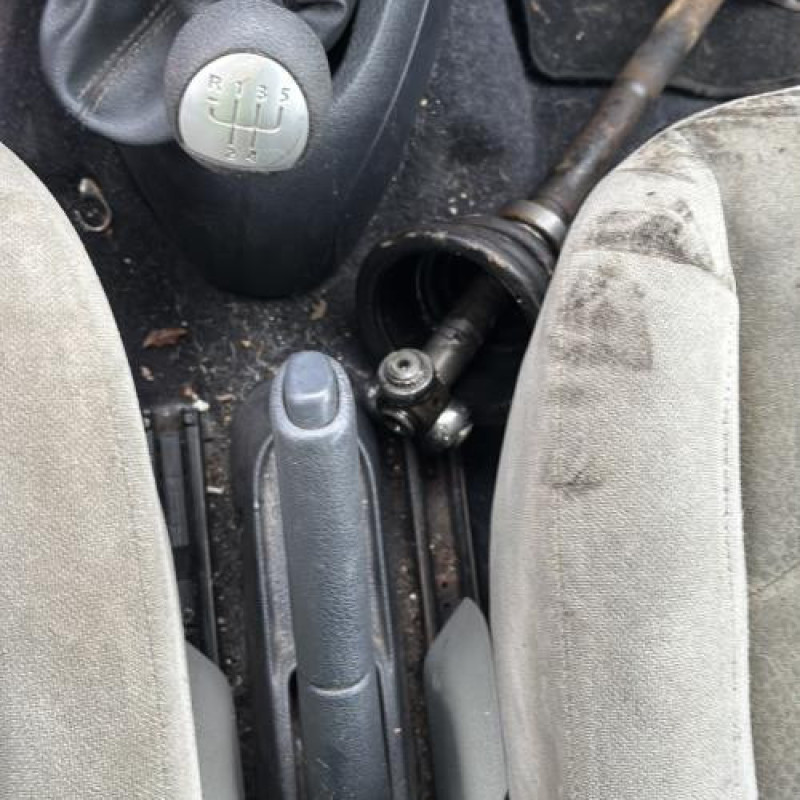 Vitre avant gauche RENAULT CLIO 2 Photo n°19