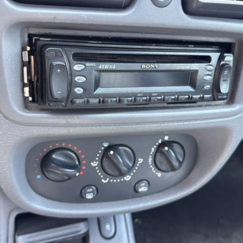 Calandre RENAULT CLIO 2 Photo n°19