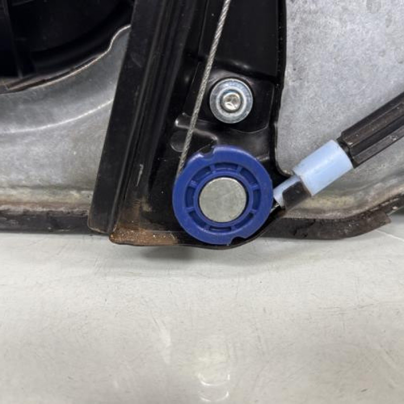 Leve vitre electrique avant gauche VOLKSWAGEN GOLF 4 Photo n°4