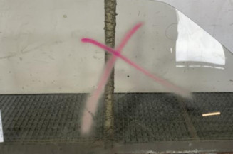 Vitre avant gauche PEUGEOT 205 Photo n°1