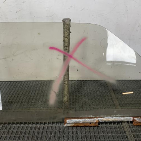 Vitre avant gauche PEUGEOT 205 Photo n°1