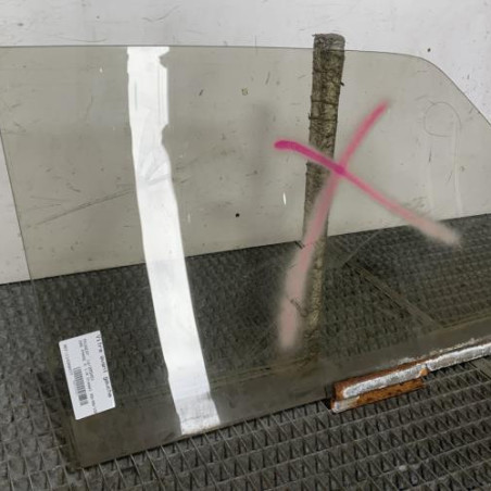 Vitre avant gauche PEUGEOT 205